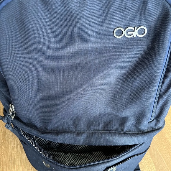 OGIO Navy blue backpack bag. Chevron inside print pockets zipper - Picture 4 of 6